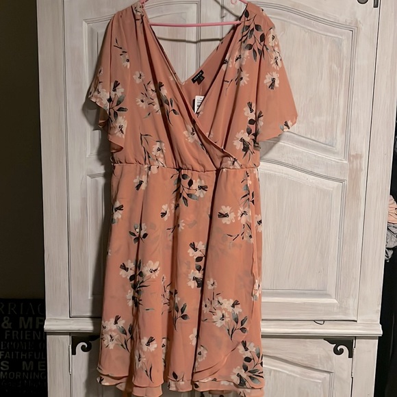 Can not fit into dress.  Beautiful flower sundress. 4x - Picture 1 of 3